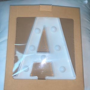 I am selling a lighting up A included with batteries.